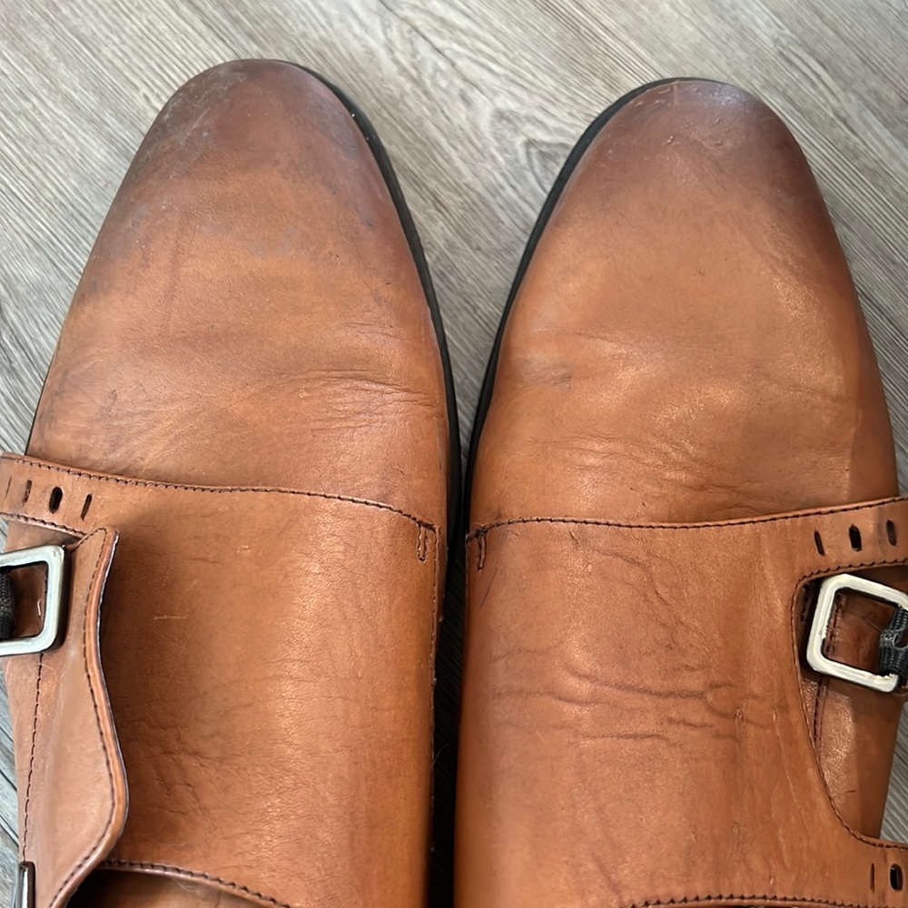 Men’s dress shoes brown as shown in pictures. Brand is VELEZ FROM Colombia.